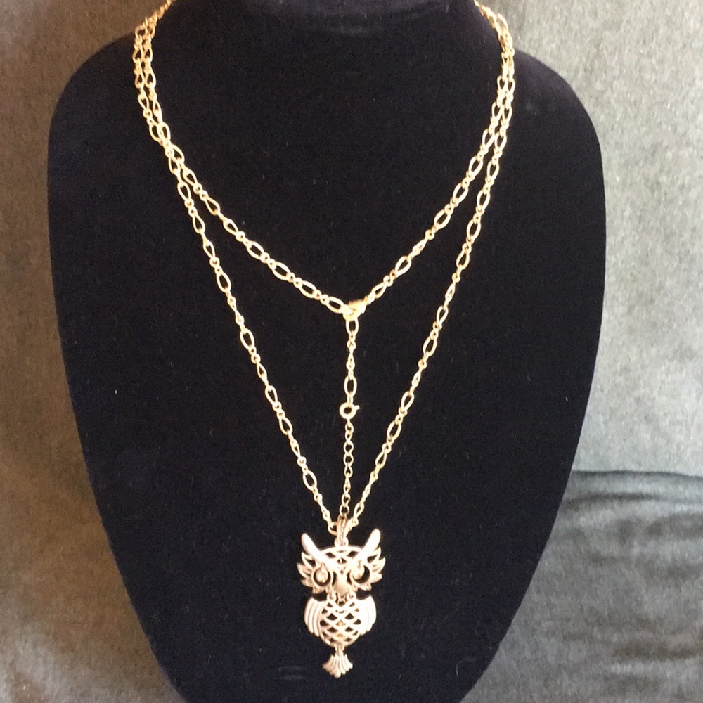 Gold tone chain necklace with gold owl pendant N12